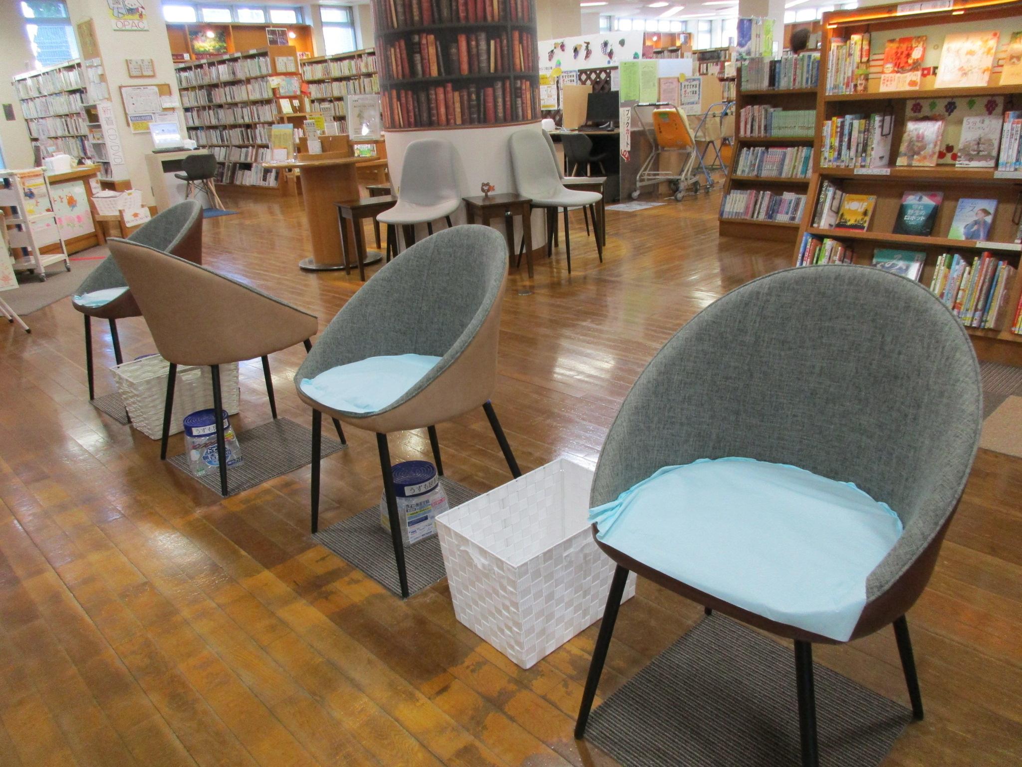 うずも図書館入口付近の閲覧椅子