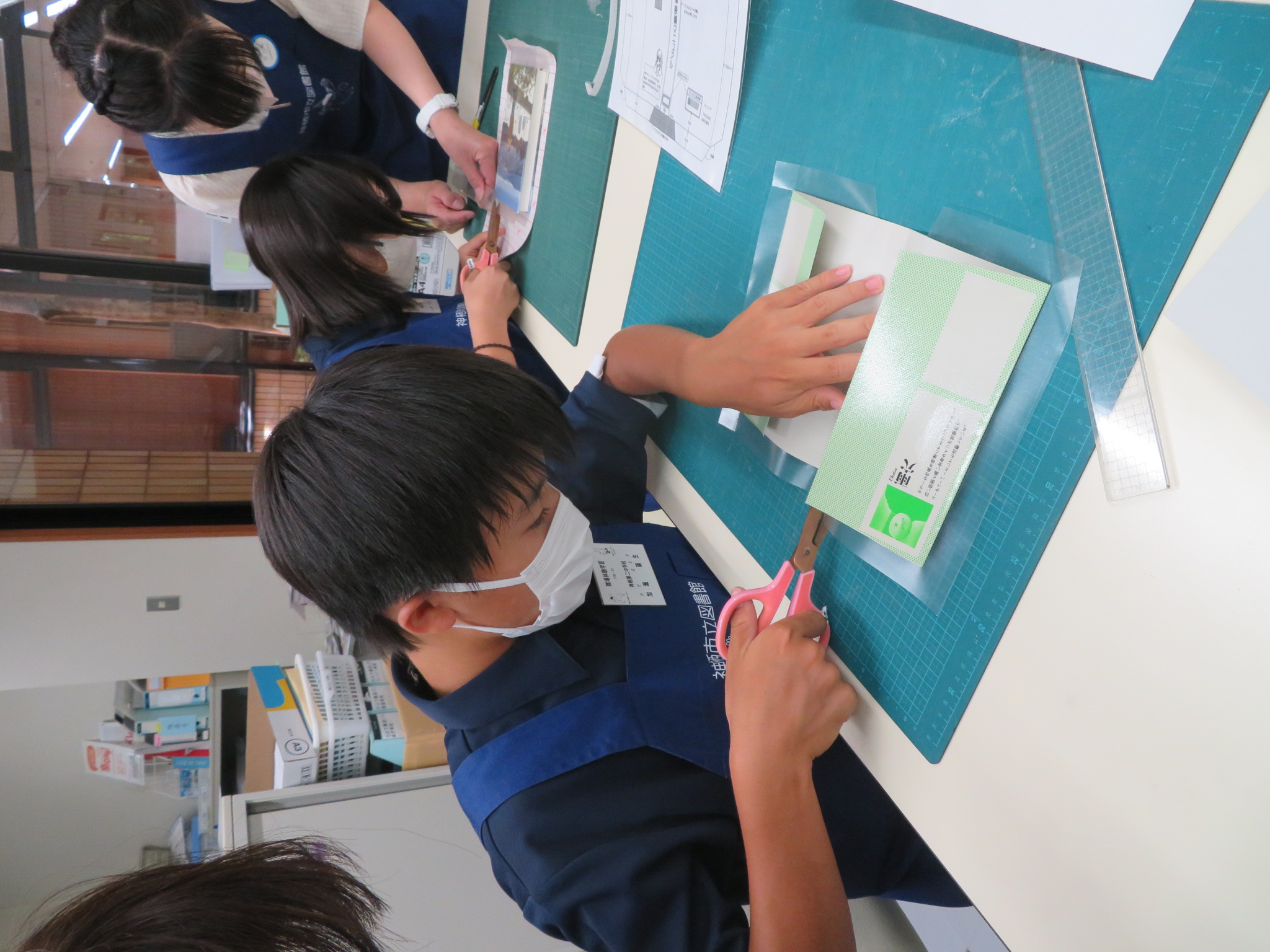 職場体験の様子　図書の装備