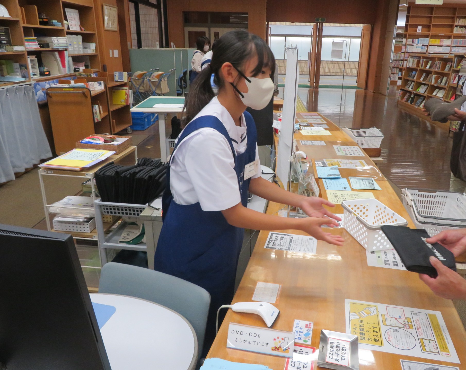 職場体験の様子　貸出