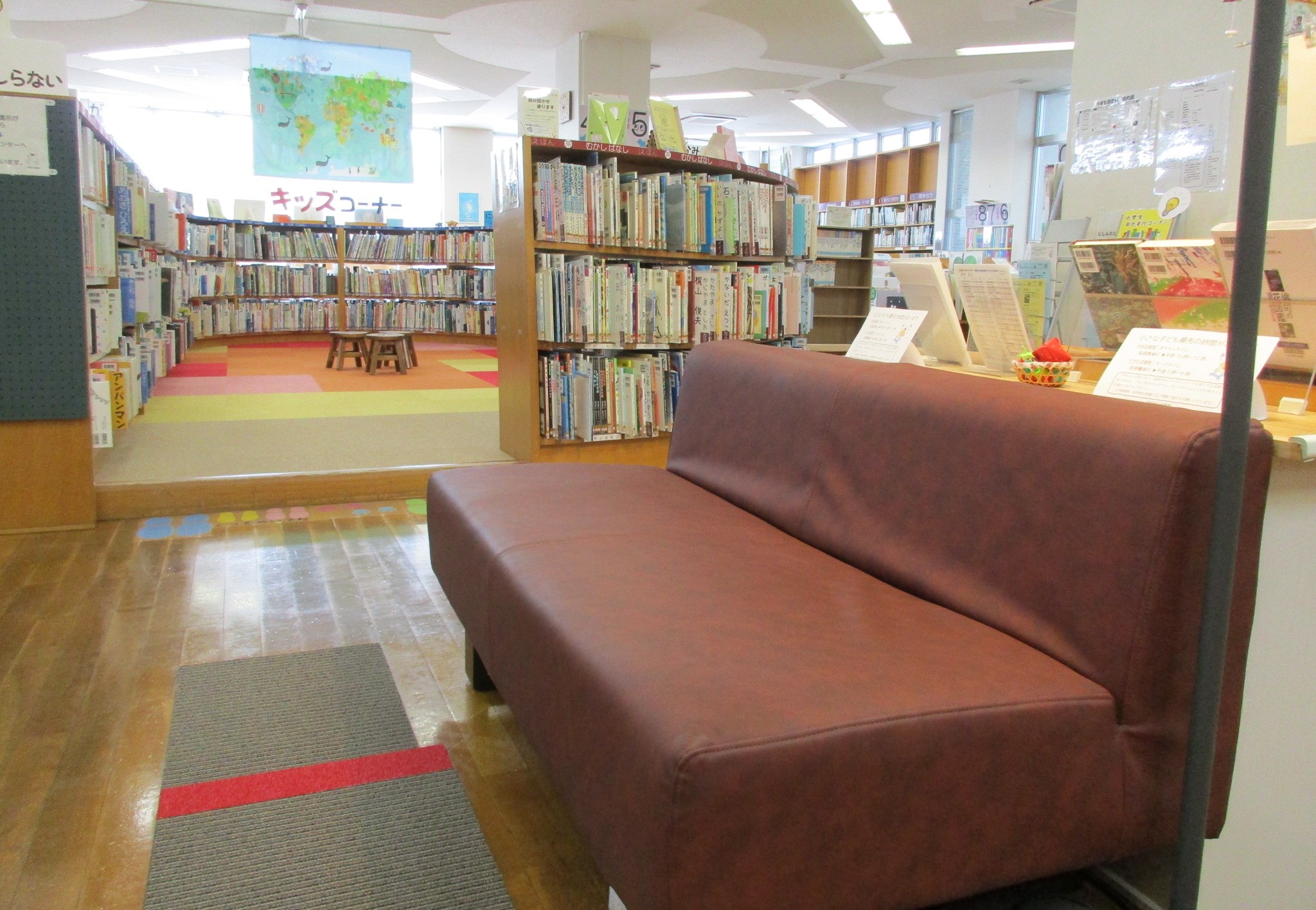 うずも図書館ソファー、絵本コーナー