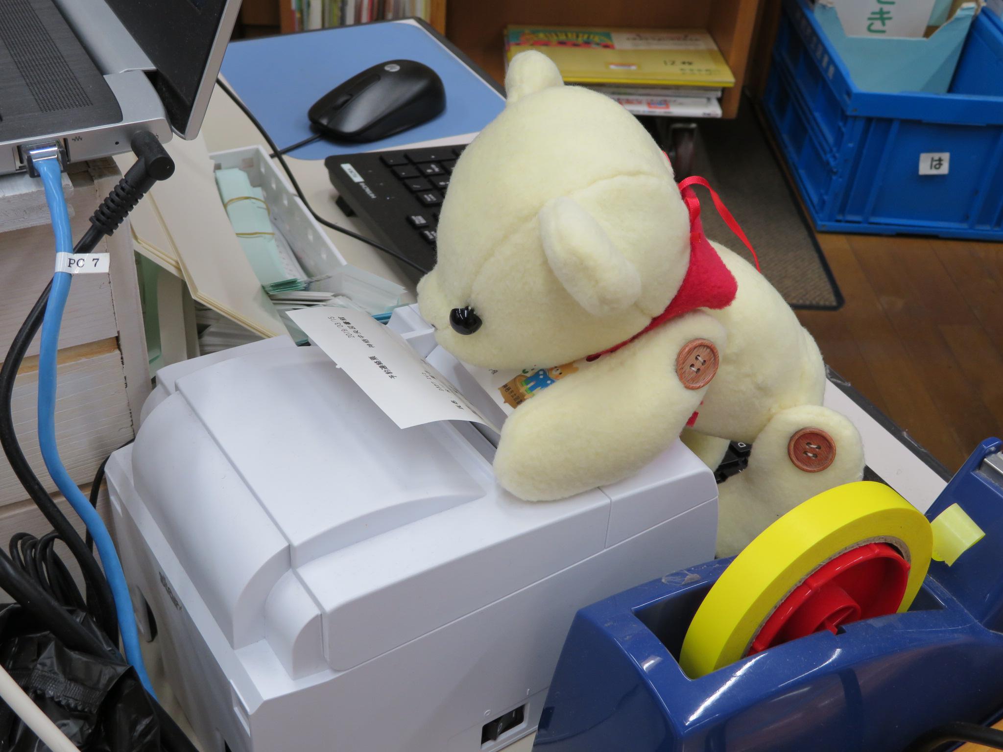 ぬいぐるみ図書館員 予約資料票をゲット